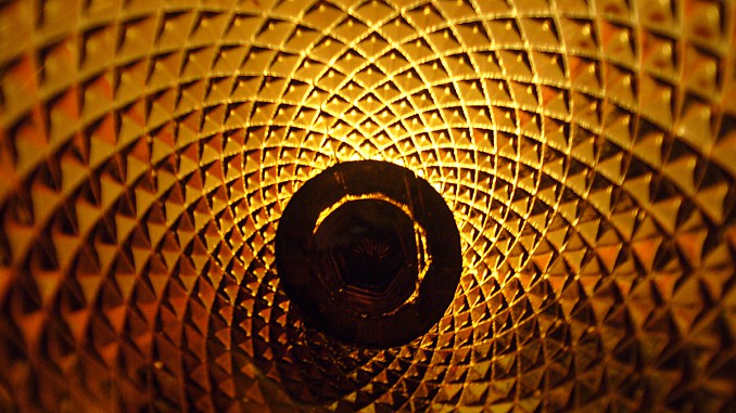 Interior de copa de vidrio ámbar