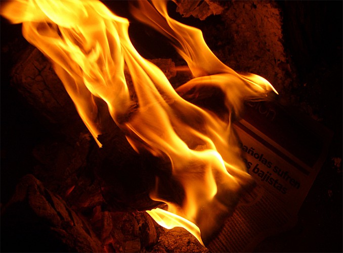 Periódico ardiendo