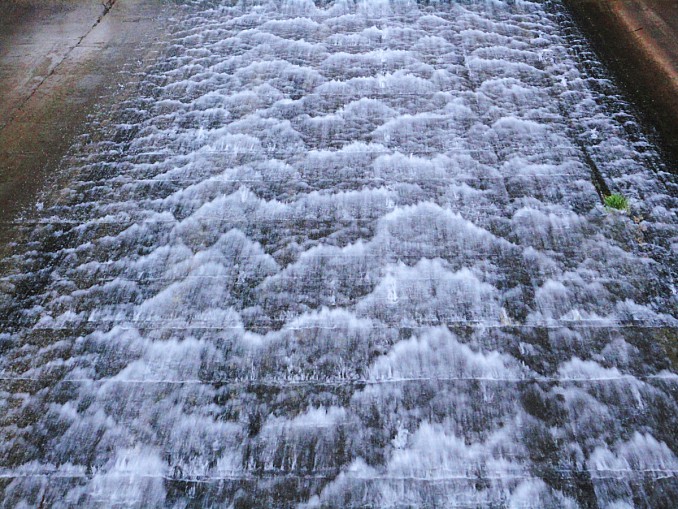 Pared de presa con agua
