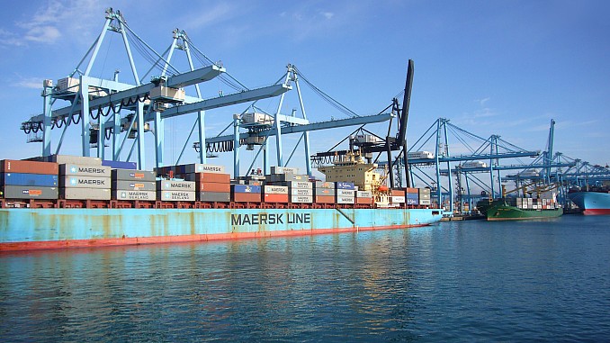Carguero en el puerto de Algeciras