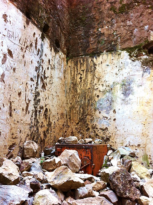 Caja fuerte de la mina abandonada del Cerro del Hierro