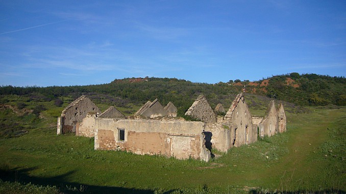 Casas de los ingleses en la antigua mina del Cerro del Hierro