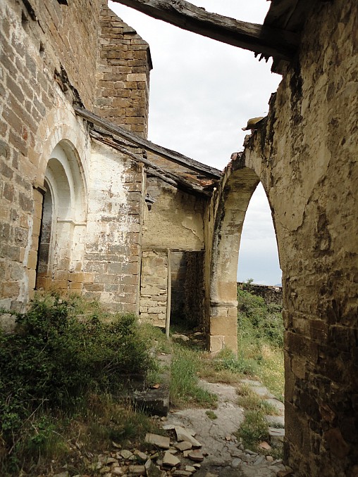 Pórtico de la iglesia de San Miguel de Esco