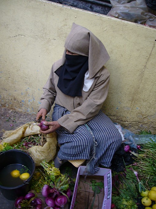 Mujer pelando cebollas