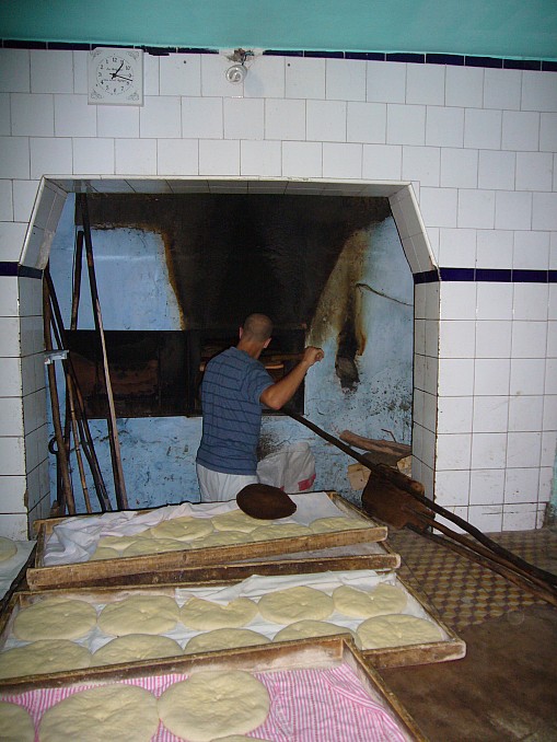 Cociendo pan en Asilah (Marruecos)