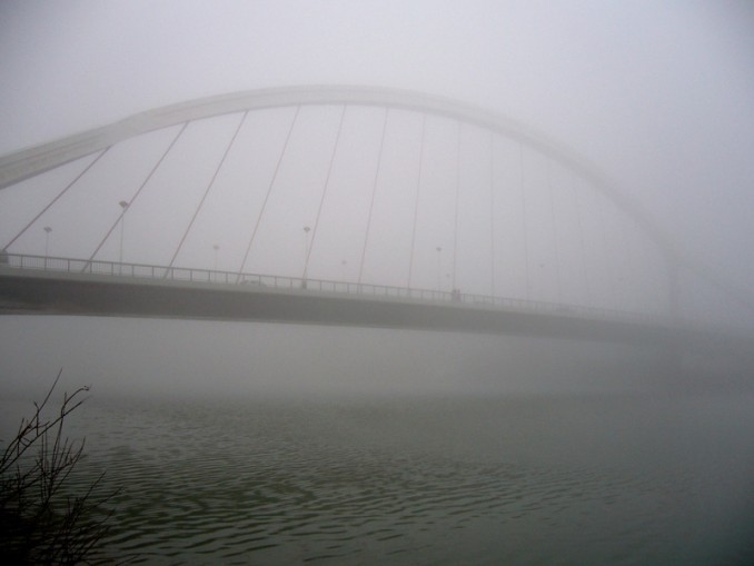 Puente de la Barqueta (Sevilla) con niebla