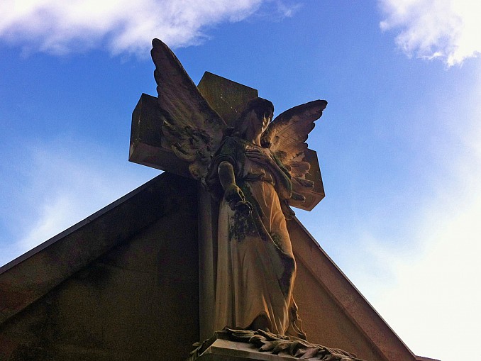 Escultura de ángel en el cementerio de Logroño