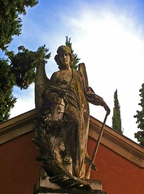 Escultura del cementerio de Logroño