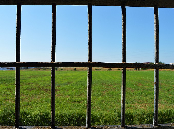 Paisaje tras los barrotes