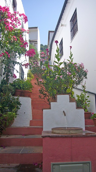 Callejón empinado en Benamahoma (Cádiz)