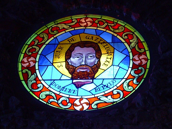 Vidriera de la Ermita de San Juan de Gaztelugatxe