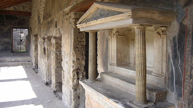 Altar romano en casa pompeyana