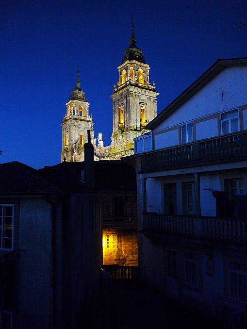 Catedral de Lugo de noche desde la muralla