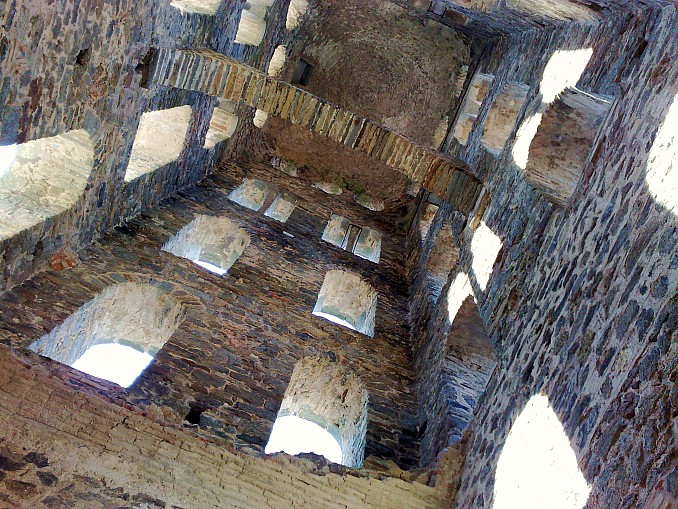 Interior de la torre del Monasterio de San Pedro de Roda (Girona)