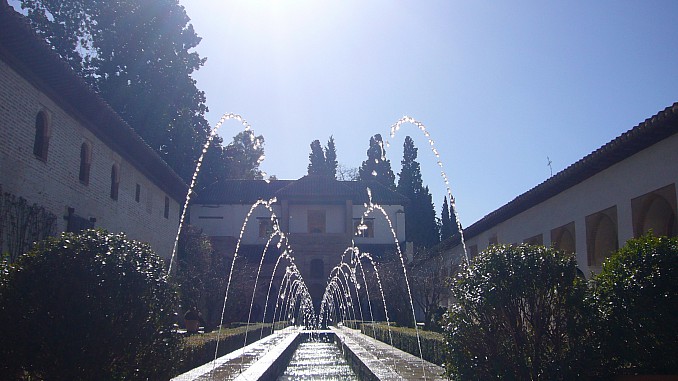 Patio de la acequia en la Alhambra de Granada