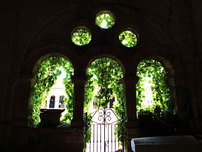 Detalle del claustro de la Colegiata de Santa Juliana (Santillana del Mar)
