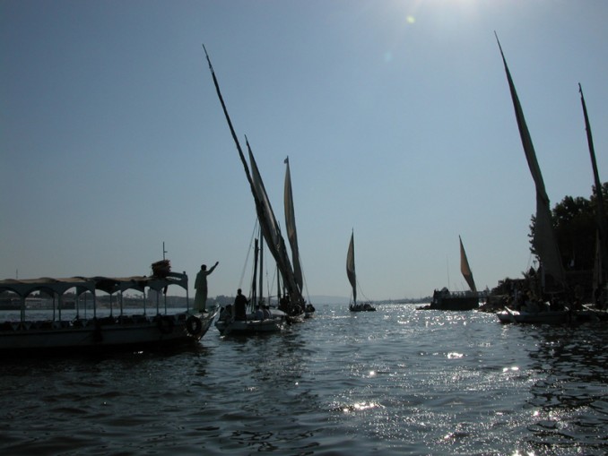 Barcazas en el río Nilo