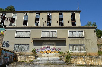 Fábrica de asfalto abandonada (2)