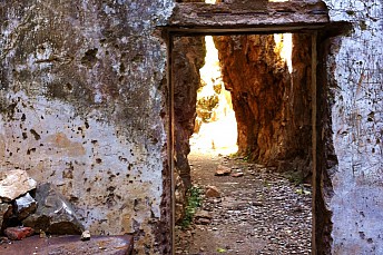 Caja fuerte abierta de la mina abandonada del Cerro del Hierro