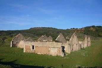 Casas de los ingleses en la antigua mina del Cerro del Hierro