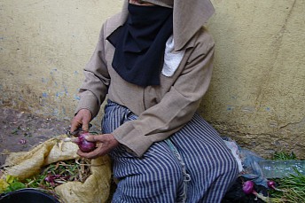 Mujer pelando cebollas
