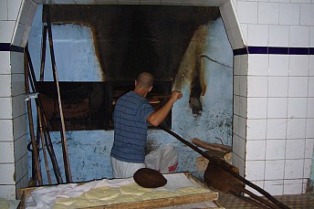 Cociendo pan en Asilah (Marruecos)