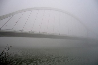 Puente de la Barqueta (Sevilla) con niebla