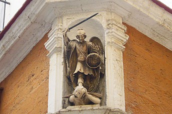 San Miguel matando al Diablo