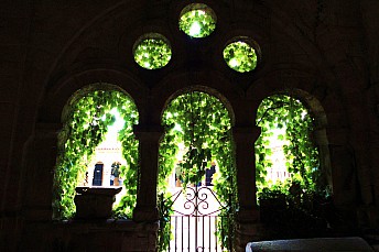 Detalle del claustro de la Colegiata de Santa Juliana (Santillana del Mar)